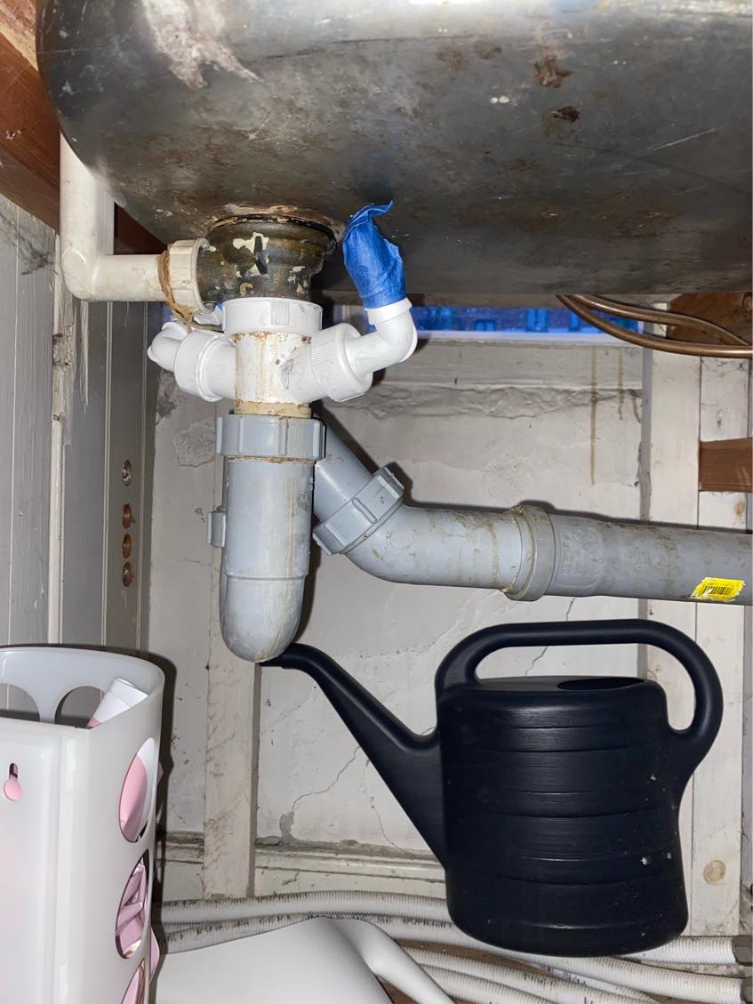 Installation af bordopvaskemaskine under vask 