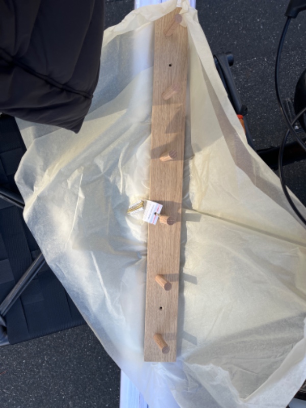 Ophæng af rispapirgardiner og ophængning af knagerække i træ