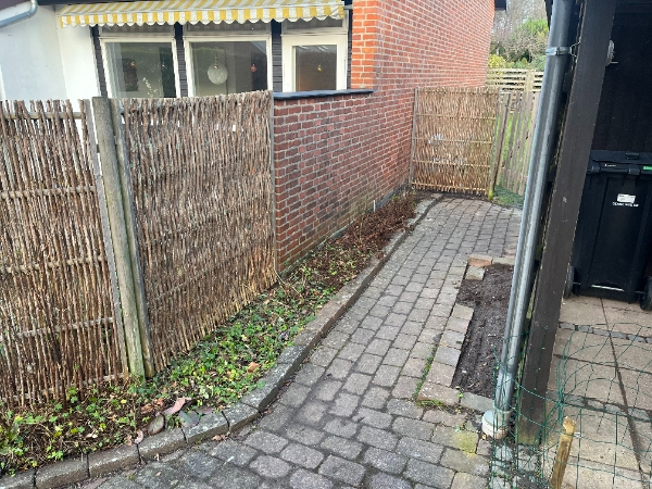 Delvis fjernelse af eksisterende fliser og ny belægning