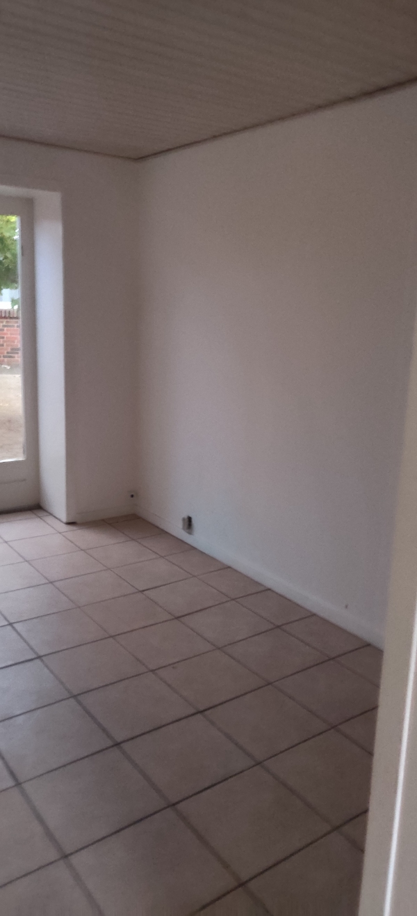 Skal have revet en væg ned