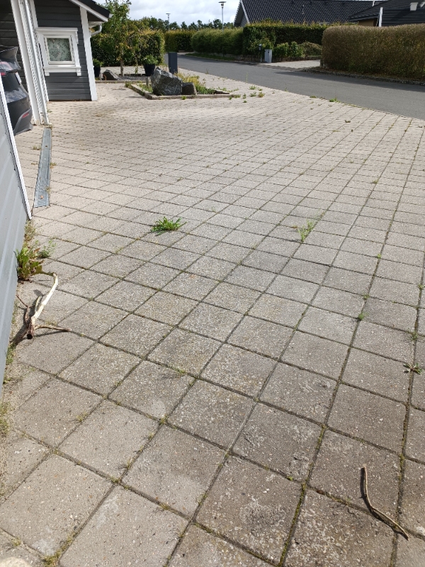 Fjerne ukrudt i stenbed, fliser og vejkant