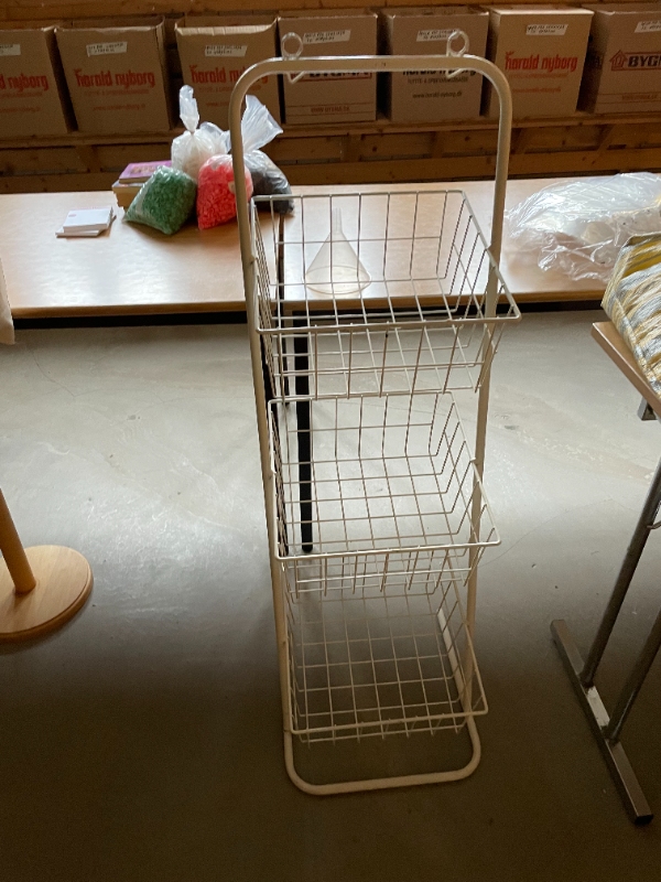 Jeg skal have fjernet butiksinventar og lidt møbler fra Butik til genbrugsstationen.