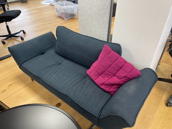 Bortskaffelse af sofa og stålbord