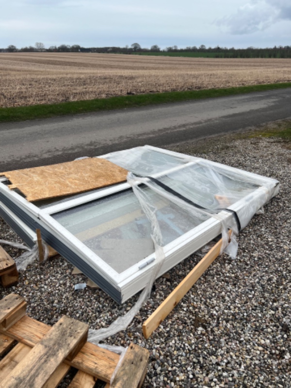 Udskifter gamle dør