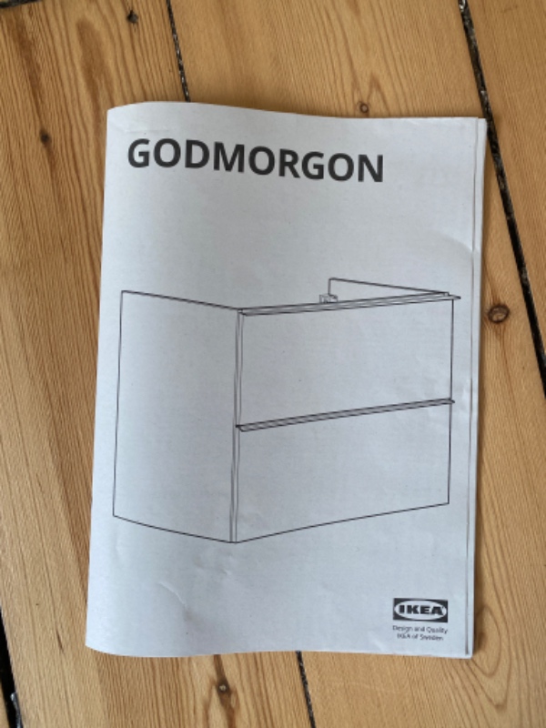 Sæt vask med underskab op og tilsluttet på badeværelset