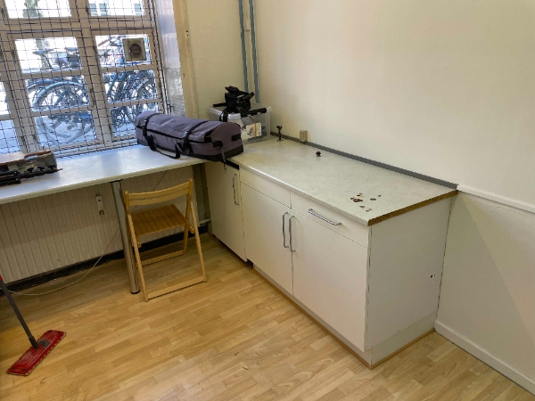 Fjerne indbyggede skabe og male vægge