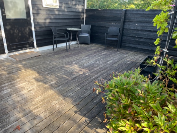 Rense og højtryksspule en terrasse