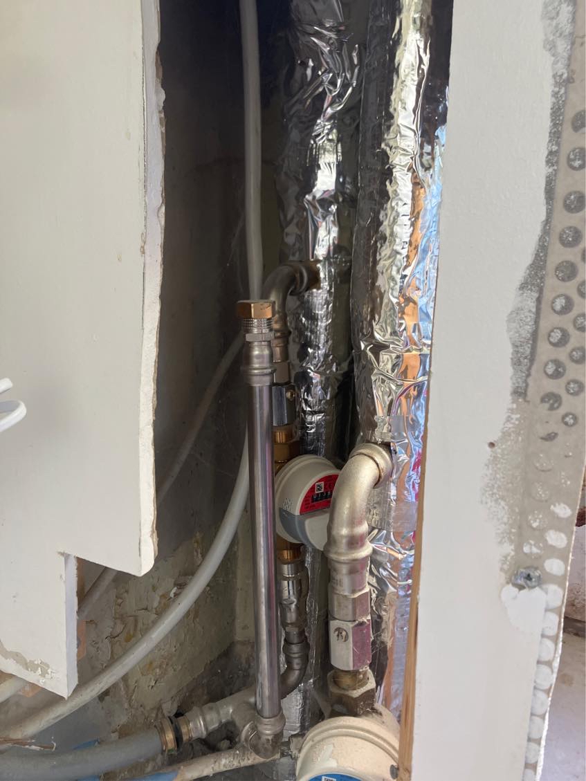 Der skal gøres klart til installering af vaskemaskine.