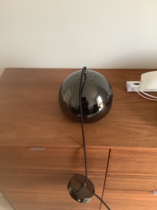 Opsat lamelgardiner i stue , soveværelse og værelse. Lamper i stue og køkken og gang og soveværelse.