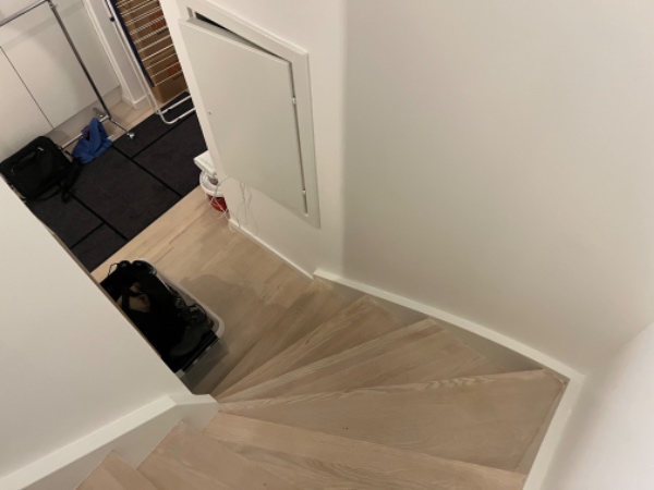 Flytte en tung sovesofa fra 2. sal til 1. sal.  Samt flytning af to andre ting