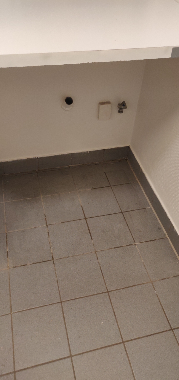 Vaskemaskine stik skal isoleres og monteres til strøm uden stik på.