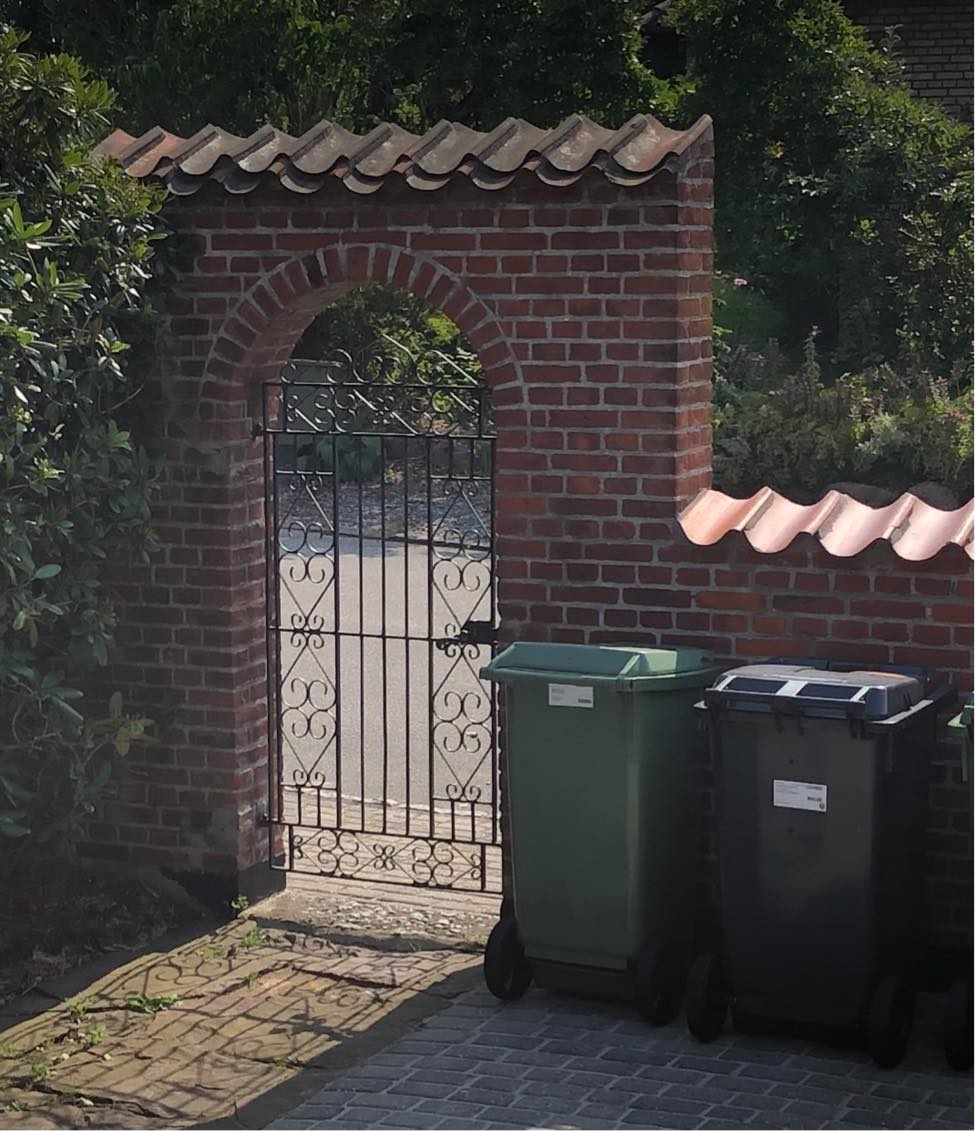 Nyt dørhåndtag monteret på smedejernsdør/låge udendørs