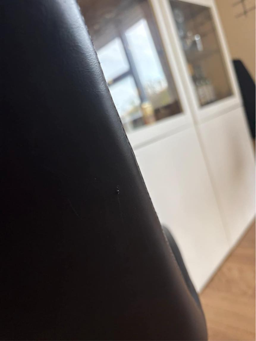 Reparation af læderstol (kattemærker)