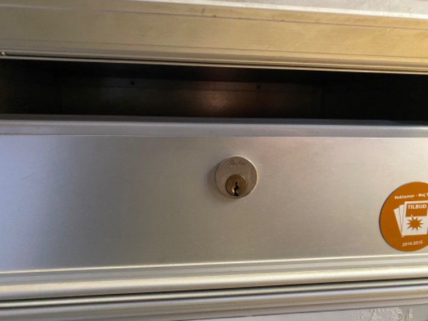 Vi har mistet nøglen til postkassen og skal derfor have en ny lås i.