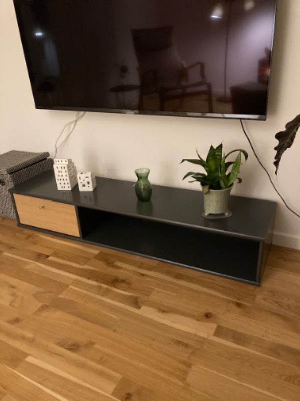 Ophæng af billed 70x100 cm = To skruer i betonvæg samt bore 2-3 huller til tv-bord, der skal hænges på væg.