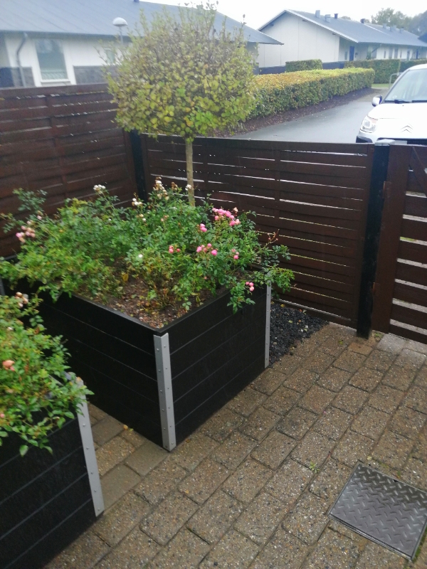 opsætning af vedligeholdelsesfrit hegn samt fjermelse ag gammelt