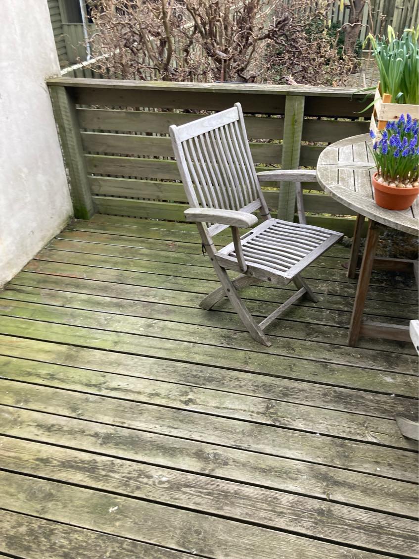Rensning og algebehandling af træterrasse på 18 kvadratmeter