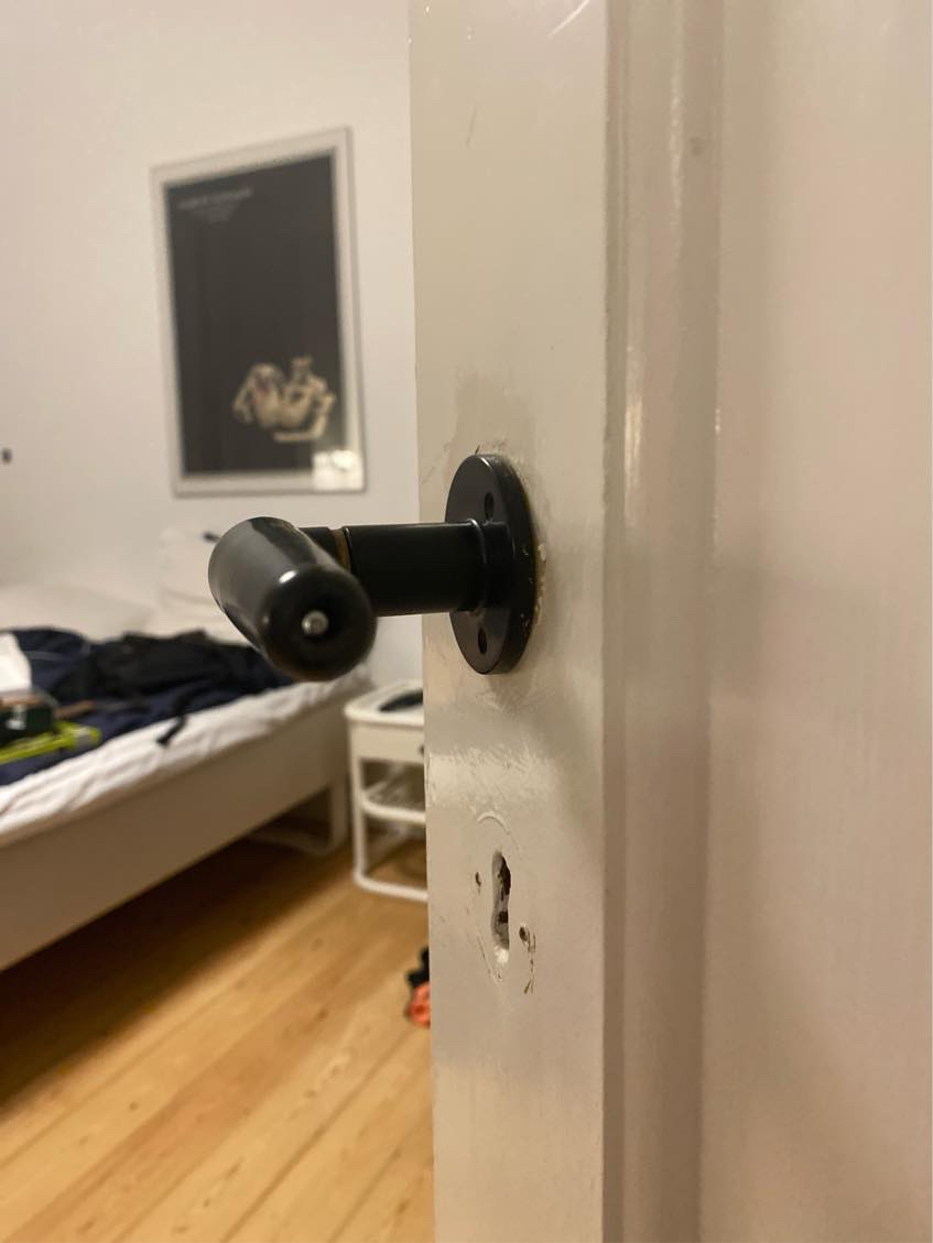 Afmonteret gammel dørhåndtag x6, stifterne sidder meget fast.