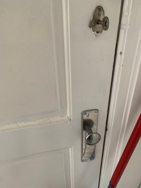 Montering af håndtag på dør til køkkentrappen.