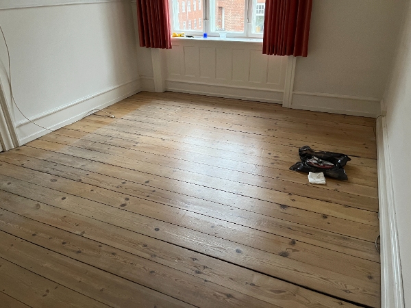 Slibning, færdiggørelse og mindre reparationer af 3 værelser, i alt 60 kvm