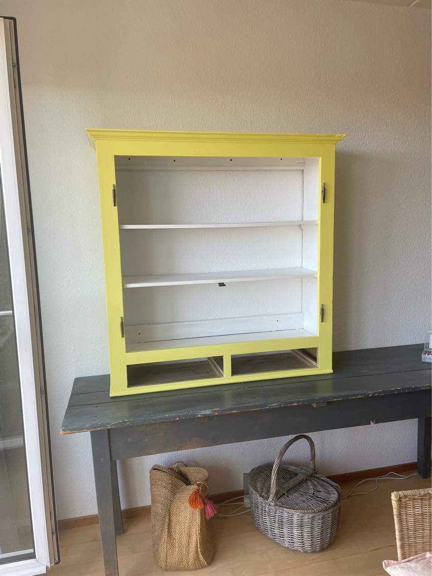 Hænge vitrineskab op