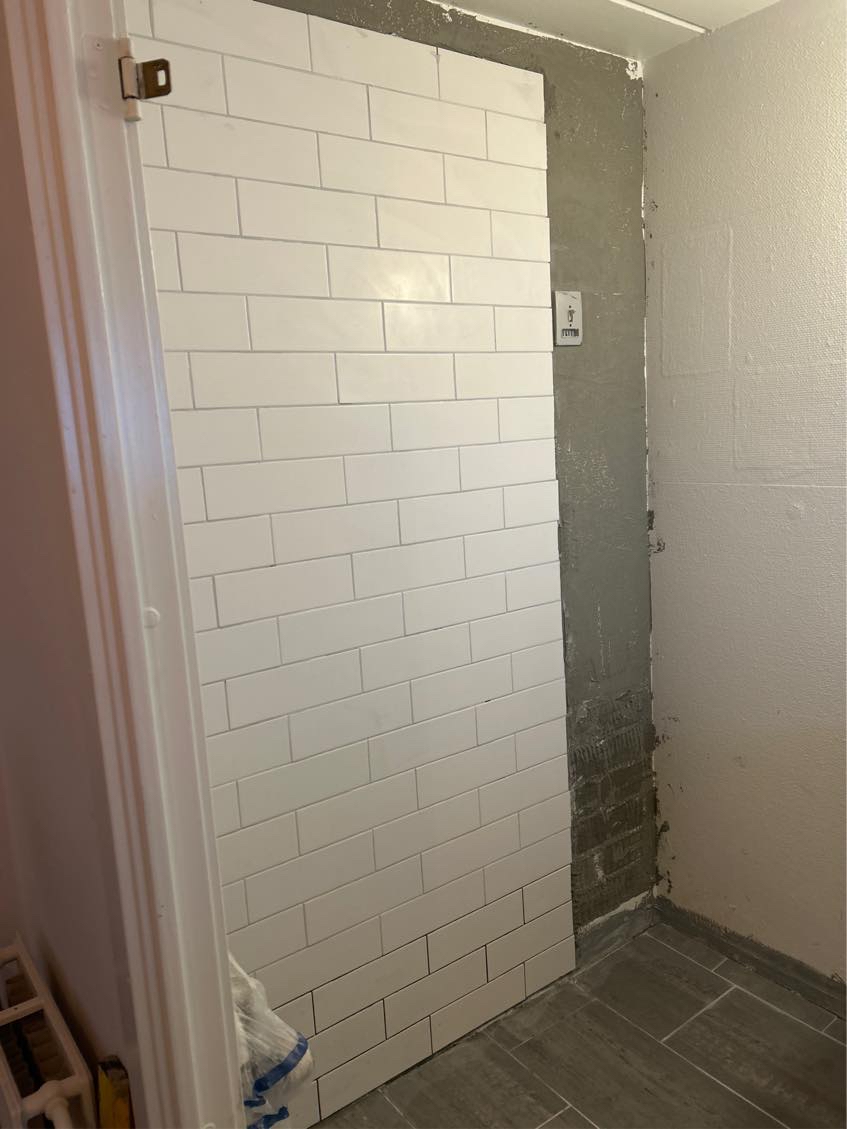 AKUT! Færdiggøring af badeværelse (se beskrivelse)