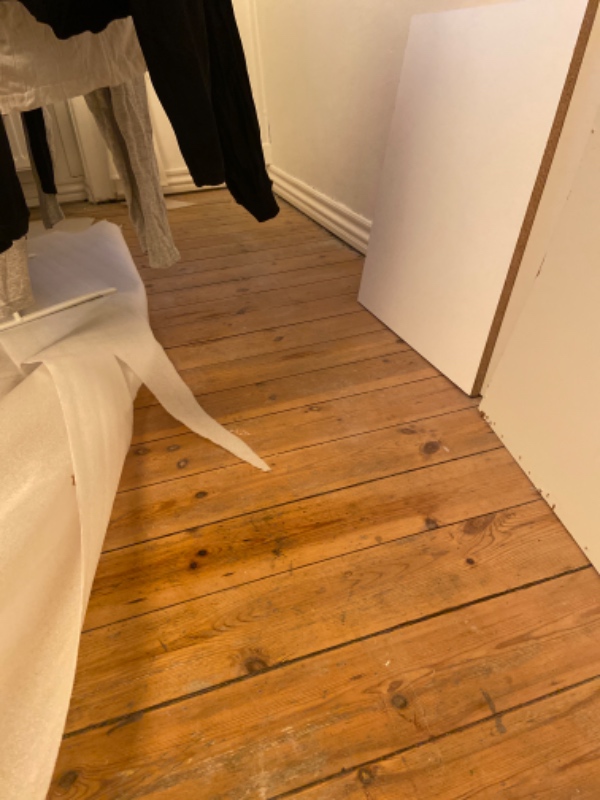 Slebet trægulv + lakeret (10-12 kvm rum)