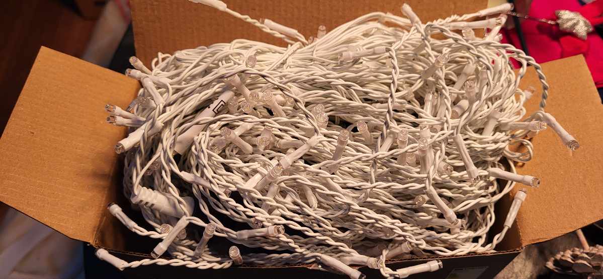 Opsætning af julelyskæde på carport.