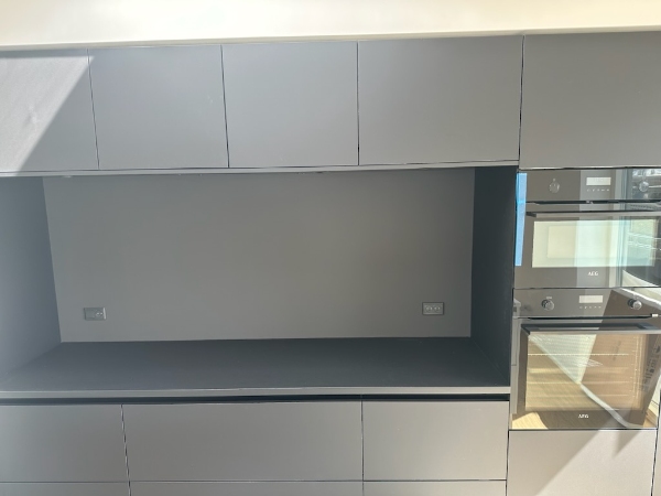 Køkken skal have installeret hvidevarer - bordplade have skåret plads til kogeplade