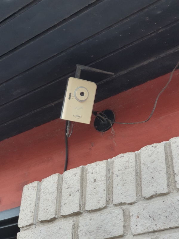 Fjerne ledninger og nedtagning af lampe, tv og overvågningskameraer