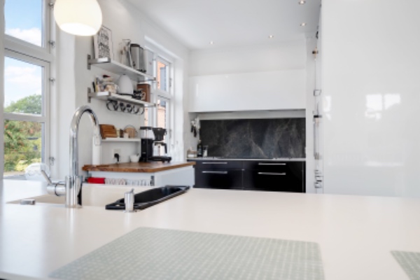 Rengøring af gulv, toiletter og køkken ved indflytning i murermestervilla