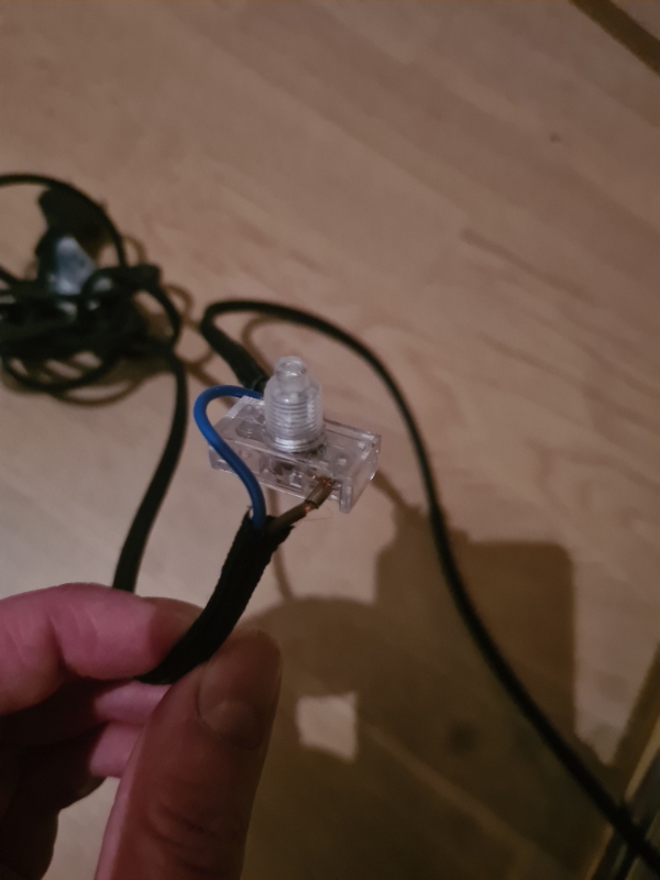 Skiftet fodafbryder på standerlampe