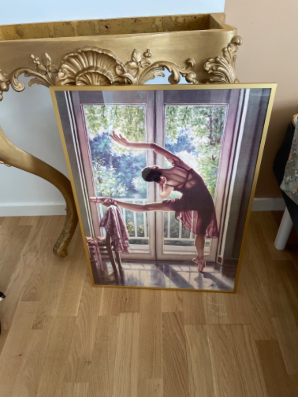 Bordet et hul i en beton væg og skruet en skrue ind til et væg bord. Og boret et hul til billede