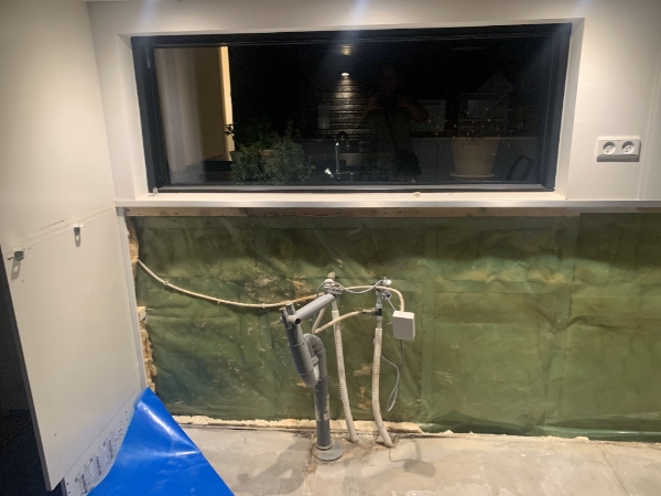 Jeg skal gen-monteret et køkken, som har været nedtaget grundet en fugtskade.