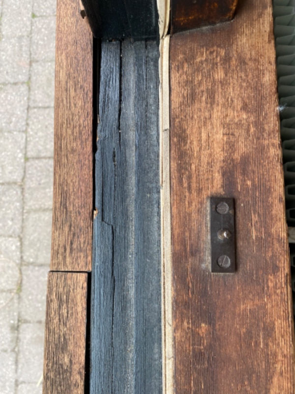 Rep. af træværk 2 vinduer og ny dør i kælder.