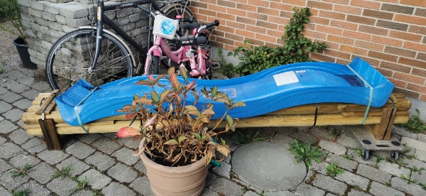 Nedtagning af gammelt gyngestativ og opsætning af nyt gyngestativ