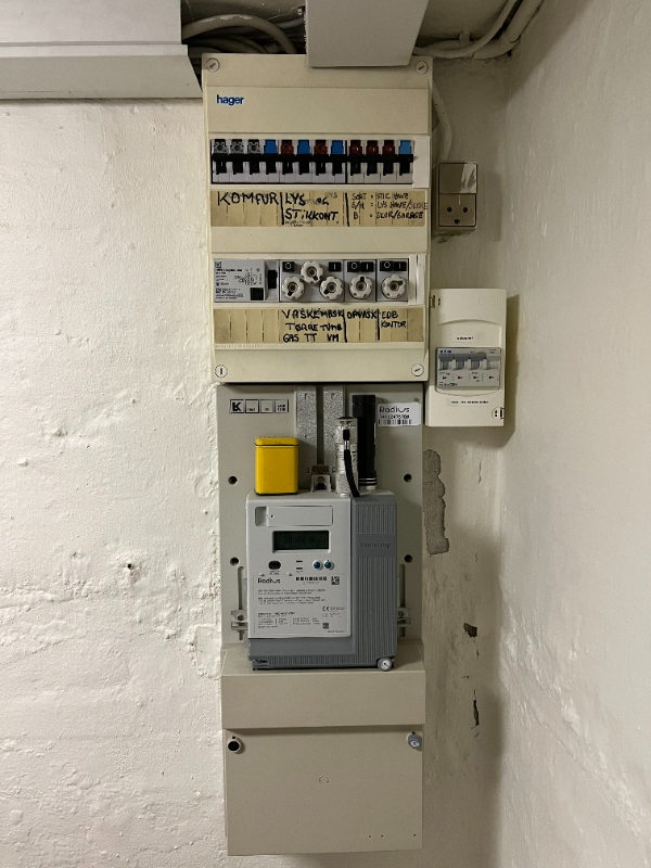 Skiftet eltavle, da eksisterende mangler bagplade