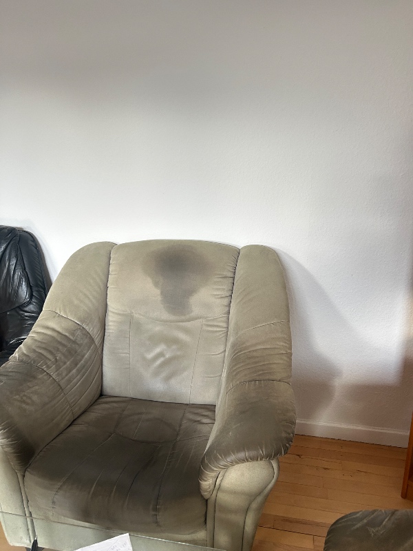 Afhentining af gamle møbler til affaldssortering