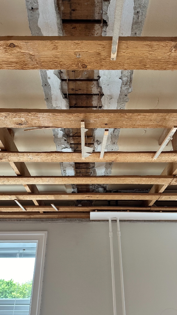 Reperation af loft ved skillevæg 0,4x4,5 meter