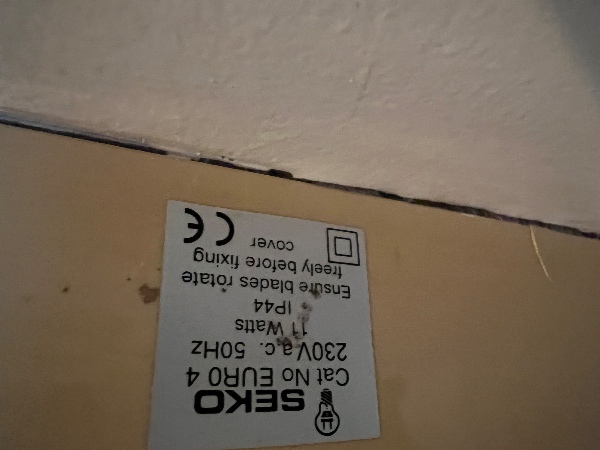 Elektriker til skift a ventilator, opsætning af spot i loft og lampe over vask