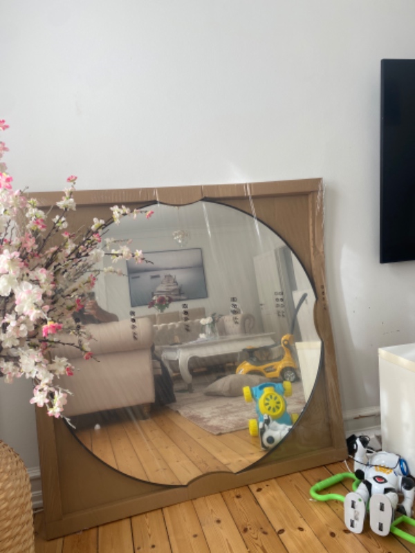 Montering af spejl på væggen