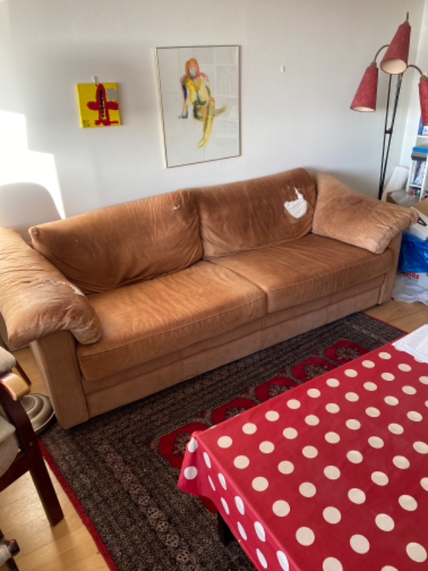 Hente sofa og kørt på genbrug