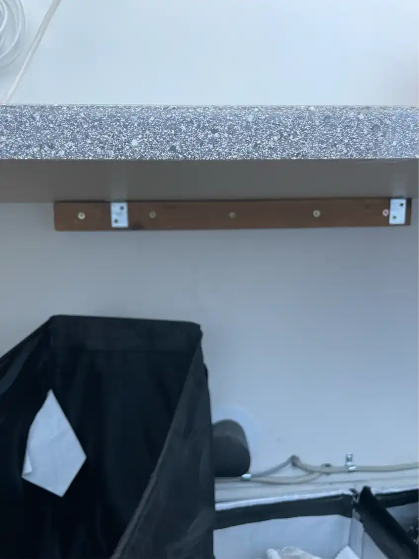 Forkortet og rykket bord med vask til at lave plads til at flytte vaskemaskine