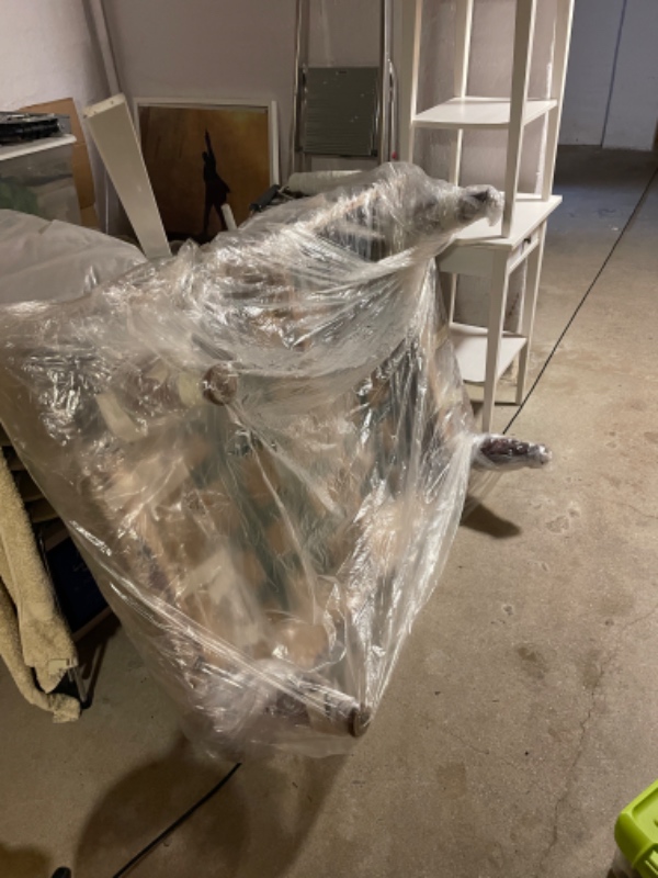 Afhentet og lagt på genbrugspladsen - spisebord og sofabord