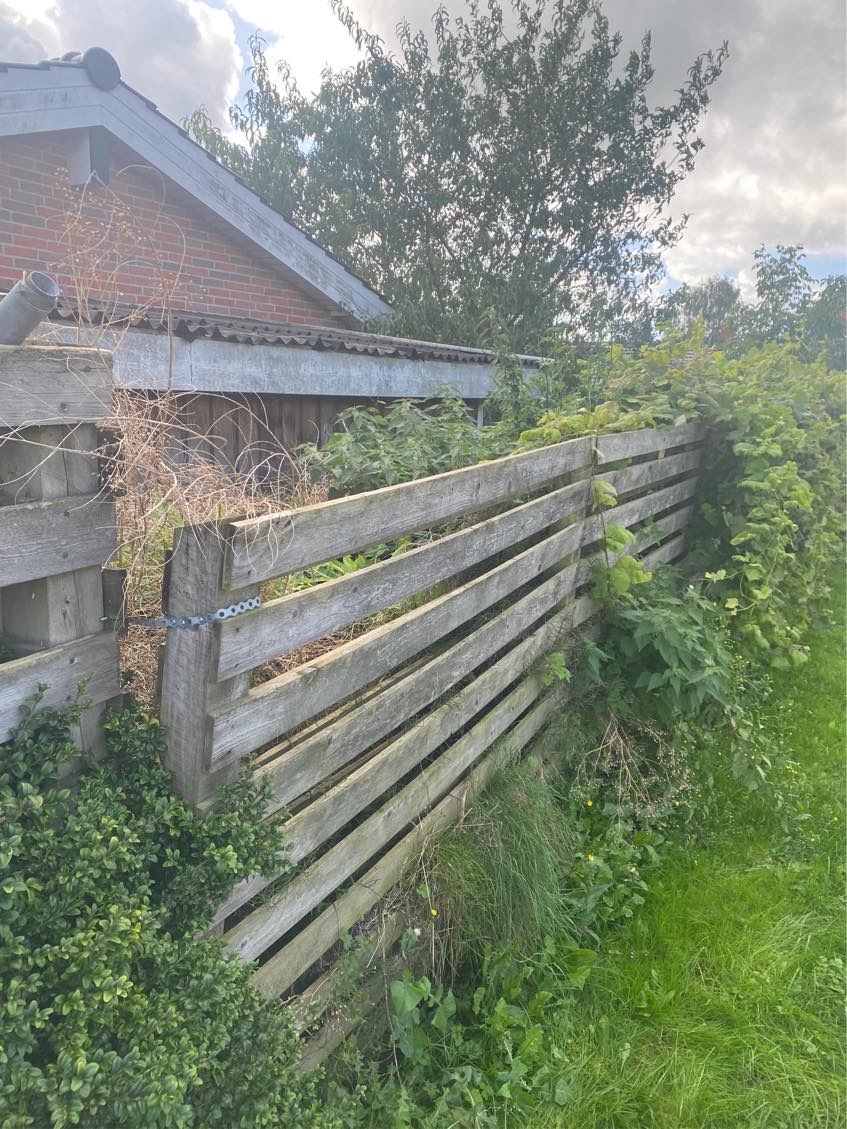 Bortskaffelse af kompost/jordbunke på ca. 10m3 bag skur. Let tilgængelig adgang med maskiner. Maskiner skal selv medbringes.