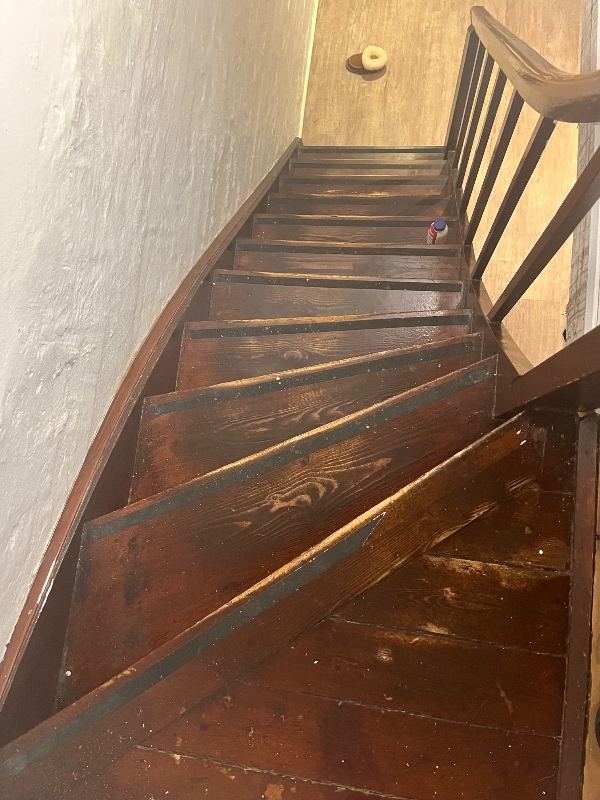 Slibe og male trappe