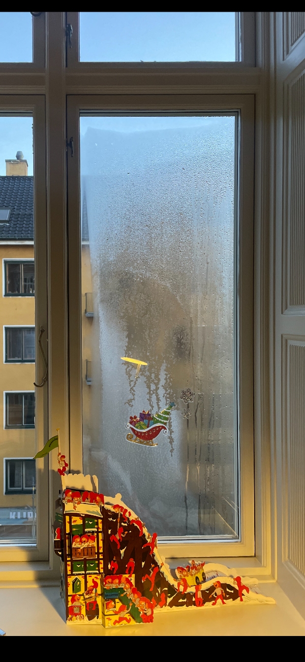 Reparation af dannebrogsvindue, der ikke lukker ordentligt og lad kold luft strømme ind.