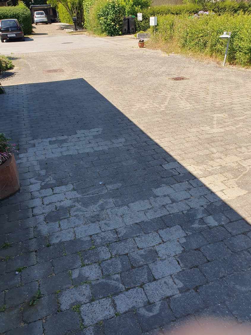 Højtryksrens af indkørsel ca. 10x5m