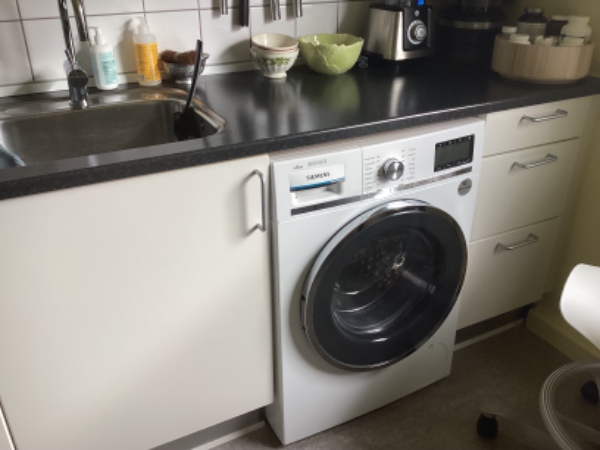 Klargøring af køkkenlåger og Montana reoler til lakering