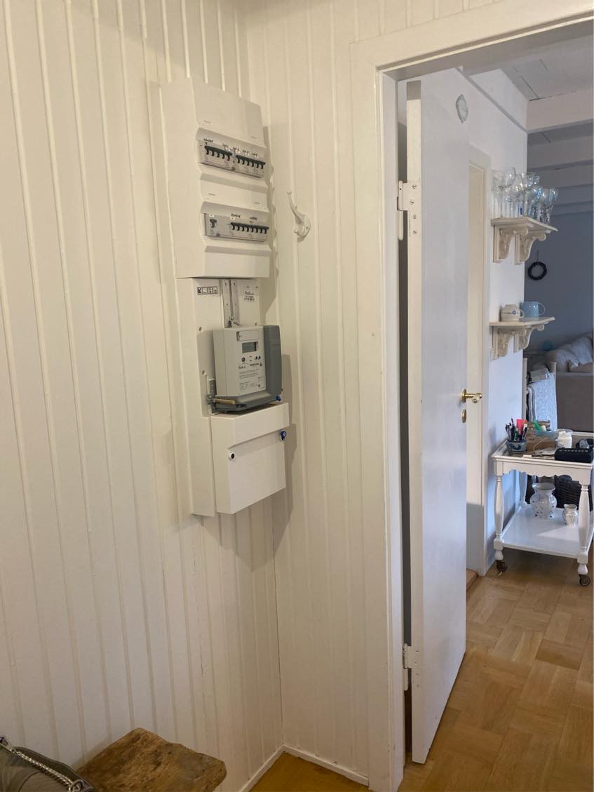 Tømmer til at bygge skab rundt om el tavle i gang